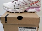 gros plan sur une paire de chaussures posée sur une boîte