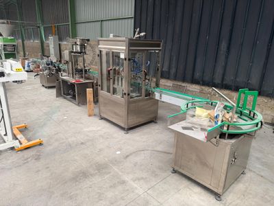 plusieurs machines qui sont entreposées dans un entrepôt