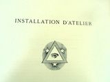 un livre sur lequel figure l'image d'un triangle et d'un autre triangle