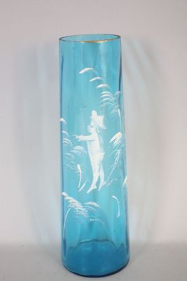 un vase en verre bleu orné de l'image d'une femme