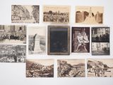 plusieurs vieilles photographies en noir et blanc de personnes et de bâtiments