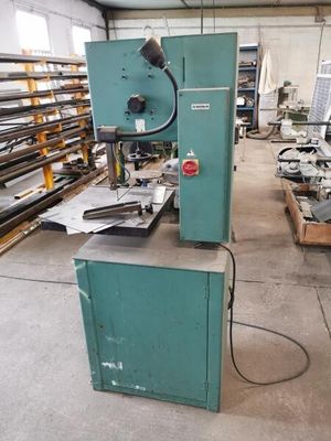une machine placée au milieu d'une pièce