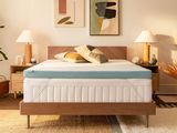 un lit sur lequel est posé un matelas dans une pièce