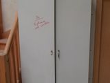 deux réfrigérateurs situés dans une pièce dont les murs ne sont pas finis