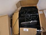 une boîte en carton contenant un ensemble d'appareils électroniques