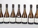 six bouteilles de vin alignées sur une table