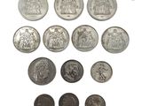 l'image d'un paquet de pièces de monnaie posé sur une surface blanche