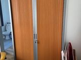 une pièce avec deux portes et une chaise à l'intérieur