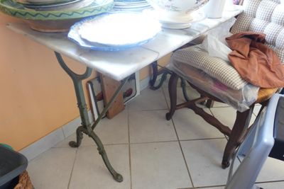 une table sur laquelle sont posées des assiettes et des bols, dans la cuisine