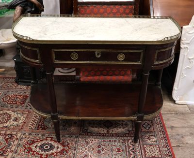 une table avec un plateau en marbre dans une pièce
