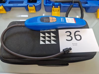 un outil bleu posé sur un coffret