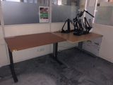 une photo d'un bureau sur lequel sont posés deux microphones