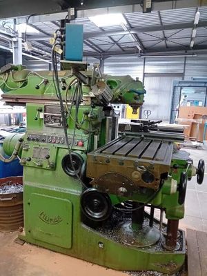 une machine qui se trouve à l'intérieur d'un bâtiment