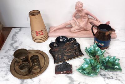 un grand nombre d'objets posés sur une table