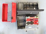 une boîte à outils avec des outils posés sur une table