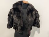 une veste en fourrure noire sur un mannequin, mannequin, mannequin, mannequin, mannequin, mannequin, mannequin, mannequin, manne