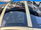 une voiture sur le toit de laquelle est posée une planche de surf