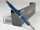 une photo d'un stylo avec une boîte en arrière-plan