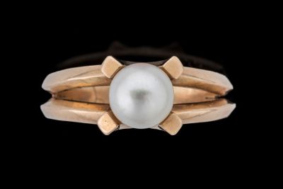 une image représentant une bague en or ornée d'une perle au centre