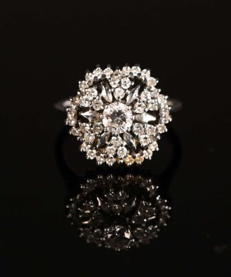 gros plan d'une bague en diamant sur une surface noire