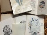 beaucoup de livres rangés dans une boîte posée sur une table