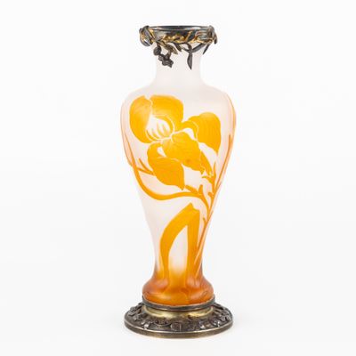 un vase orange et blanc orné d'un motif floral
