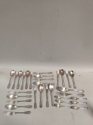 beaucoup de cuillères et de fourchettes sur la table