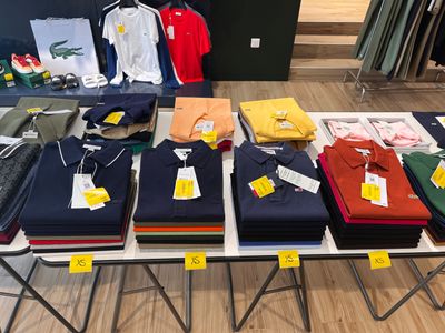beaucoup de chemises posées sur une table dans un magasin