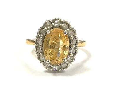 Bague deux ors sertie d'un saphir jaune non chauffé dans un …