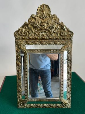 un homme se prenant en photo dans un miroir