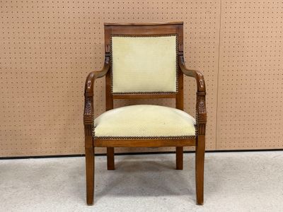 une image représentant une chaise en bois dont l'assise est recouverte d'un tissu jaune