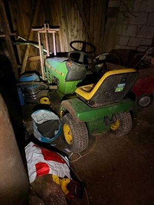 un petit tracteur et un autre petit tracteur dans un garage