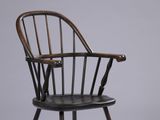une image représentant une chaise en bois avec une assise noire sur fond blanc