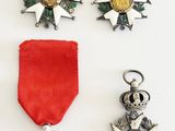 de nombreuses médailles sur un fond blanc, ornées d'un ruban rouge
