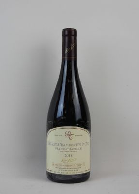 une bouteille de vin posée sur une table
