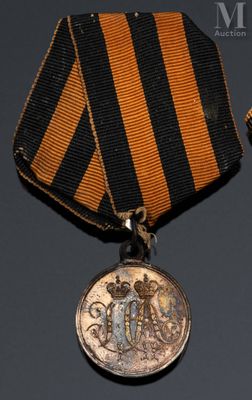 une image représentant une médaille entourée d'un ruban, posée sur une table