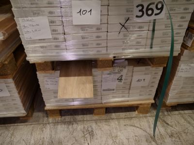 une pile de boîtes sur une palette dans un entrepôt