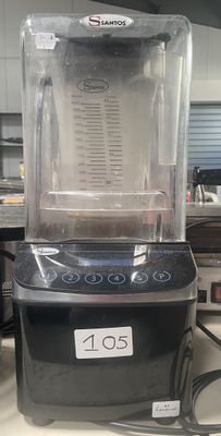 un mixeur posé sur le comptoir d'un magasin