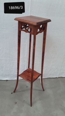 une petite table en bois surmontée d'une étagère