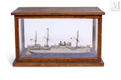 une maquette de bateau dans une vitrine
