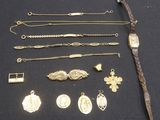 de nombreux bijoux en or posés sur une table noire