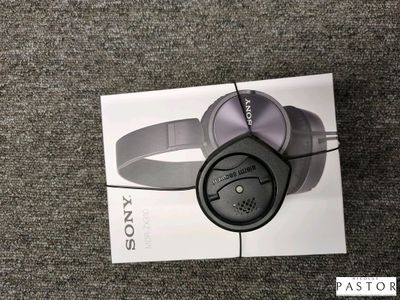 Les écouteurs Sony sont posés sur le dessus de la boîte.
