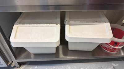 deux bacs posés sur une étagère métallique