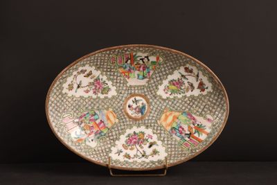 une grande assiette ornée de nombreux motifs différents