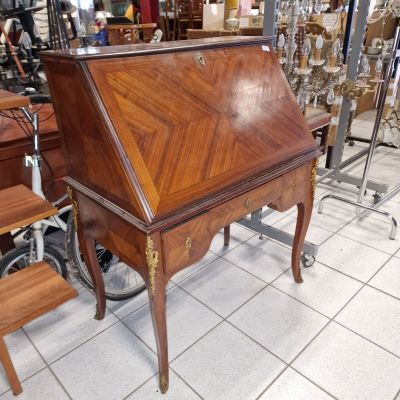 Bureau de pente en marqueterie de noyer et bronze, ouvrant s…
