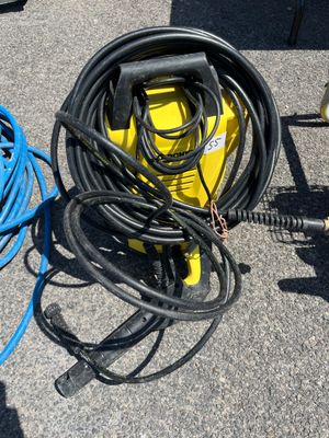 des tuyaux et d'autres équipements électriques se trouvent au sol, à côté d'un tuyau