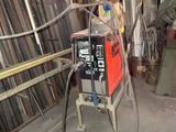 une machine posée sur un chariot dans une pièce