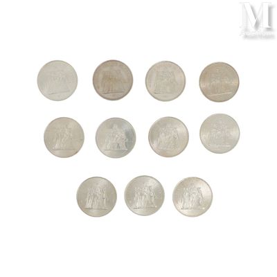 l'image d'un groupe de pièces de monnaie posées sur une surface blanche