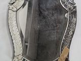 un miroir accroché au mur de la pièce