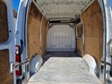 une camionnette blanche avec un lit à l'arrière